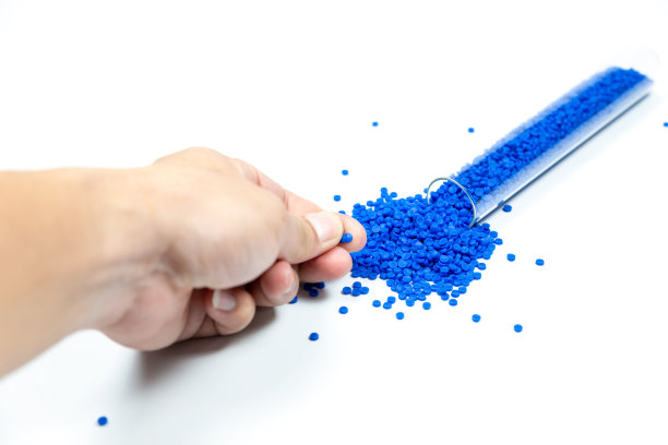 塑料聚合物颗粒的特写。手握聚合物颗粒。聚合物塑料。复合聚合物。图片下载