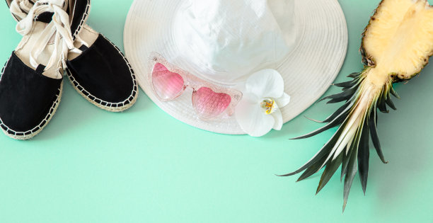 夏日时尚背景搭配夏日不同配饰。图片下载