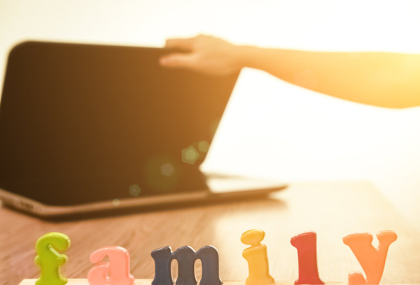 这个人合上笔记本电脑的盖子。家庭的Coencept。电脑成瘾。安全的家庭图片下载