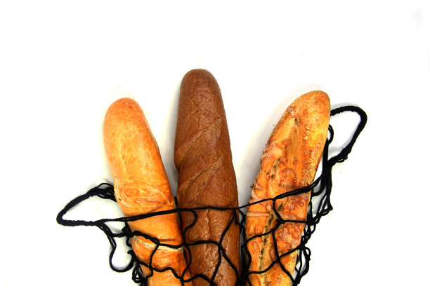 三个长棍在一个网袋孤立在白色的背景平躺。水平的形象图片下载