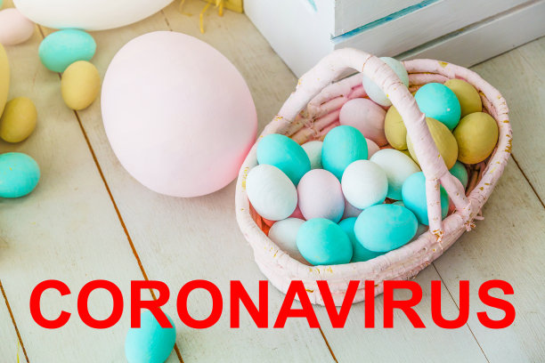 戴着医疗用品的复活节彩蛋，防止冠状病毒感染。图片下载