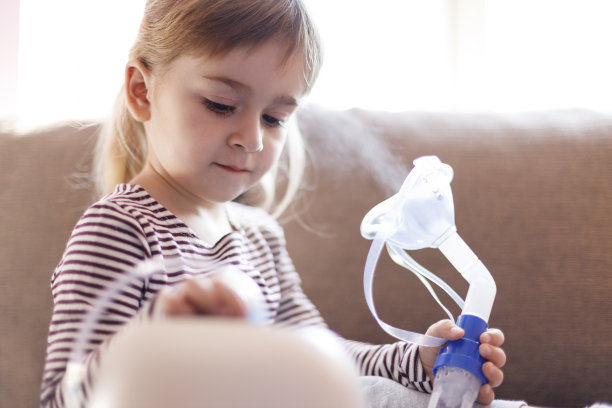用吸入器的女孩生病了图片下载