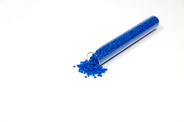 塑料聚合物颗粒的特写。手握聚合物颗粒。聚合物塑料。复合聚合物。图片下载