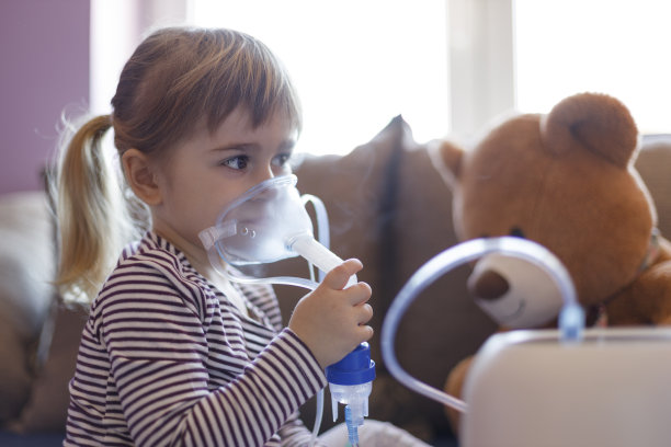女孩把吸入器贴在脸上图片下载
