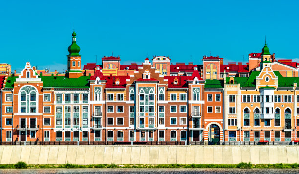 俄罗斯约什卡尔-奥拉河堤上的房屋图片下载