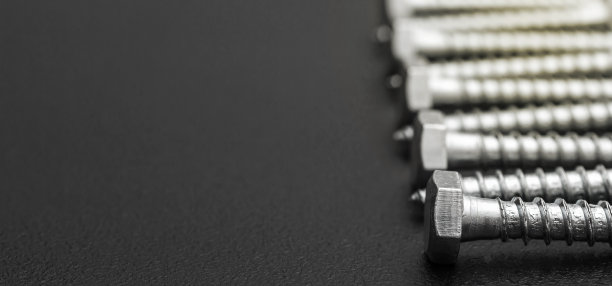黑色的金属螺栓。空间的文本。图片下载