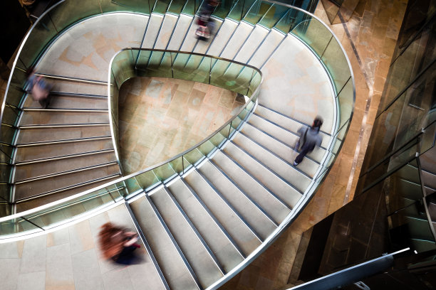 模糊运动的城市人运行下未来的现代螺旋楼梯图片下载