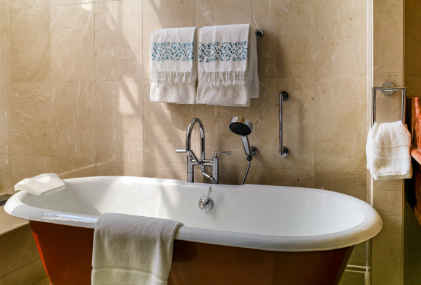 近镀铬水龙头淋浴浴缸室内设计图片下载