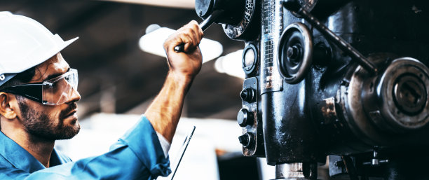 希望在工厂从事工业机械安装工作的工程师。手工工人在测量电子时合作。图片下载