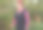 妇女穿着微笑，站在她的花坛附近与粉红色和红色紫苑。图片下载