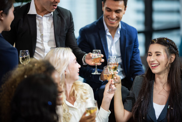 商务人士聚会庆祝成功概念图片下载