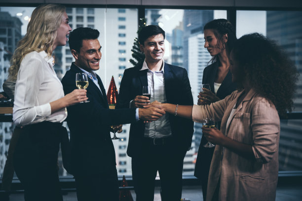 商务人士聚会庆祝成功概念图片下载