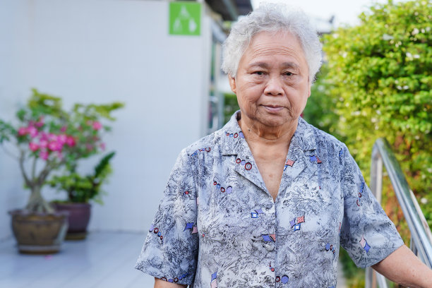 亚洲老年人或老年妇女笑容明亮的脸与强壮的健康在公园散步在假日。图片下载