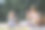 快乐的女人吹肥皂泡度假和她的女儿图片下载