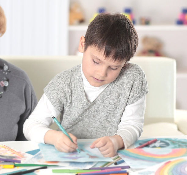 现代祖父母观看孙子绘画图片下载