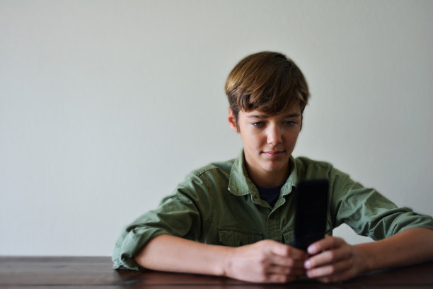 男孩在使用电话图片下载