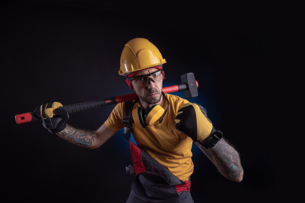 那个拿着大锤的男建筑工人图片下载