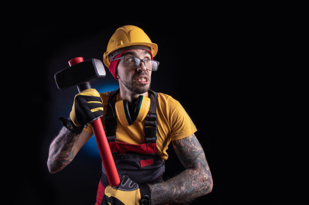 那个拿着大锤的男建筑工人图片下载