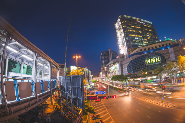 黄昏时分，曼谷的MBK (Mah Bong Khong)购物中心。这是城里最有名的购物中心之一。图片下载