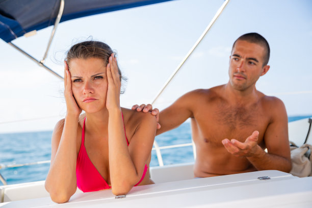 在帆船上安抚女友的男人图片下载