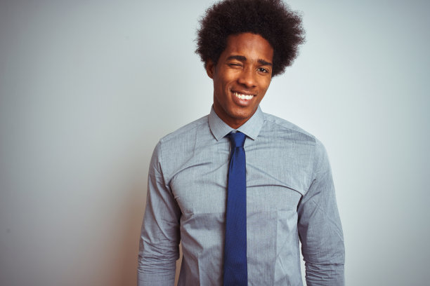 非裔美国商人对着镜头眨眼，面带微笑图片下载