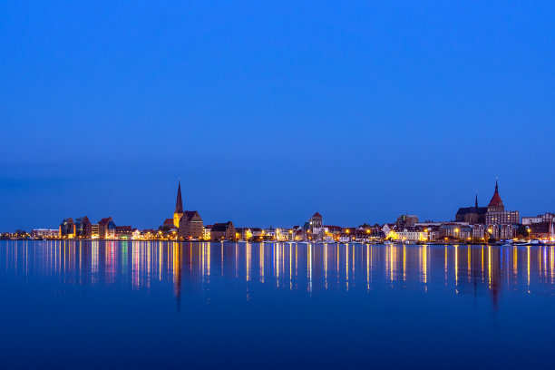 从Warnow河俯瞰德国罗斯托克市图片下载