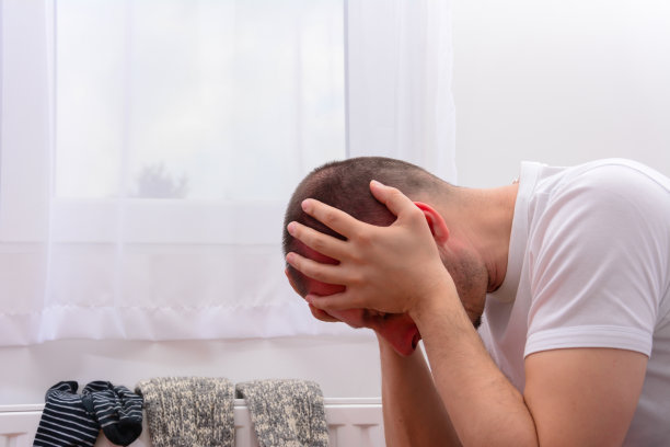 侧面的中年男人悲惨沮丧的男人坐着思考图片下载