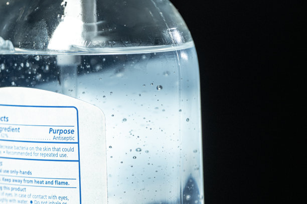 消毒凝胶洗手液的超近距离微缩艺术照片标签使用酒精和芦荟泡沫防止COVID SARS nCoV 19冠状病毒猪流感H7N9流感疾病在寒冷和流感季节库存照片图片下载