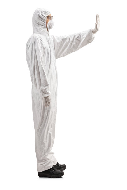 穿着白色净化服的男人示意停止图片下载