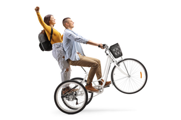 学生们骑着三轮车，做着幸福的手势图片下载