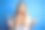 年轻美丽的金发艺术家女人与蓝色眼睛绘画用画笔非常幸福的指向与手和手指的一边图片下载