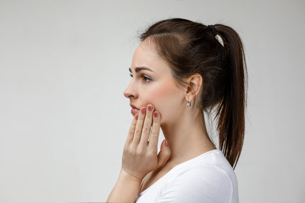 年轻悲伤的女人正在忍受牙痛图片下载