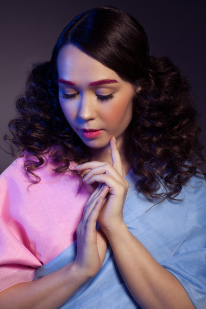 迷人的黑发，有创意的发型和化妆，穿着不匀称的裙子图片下载