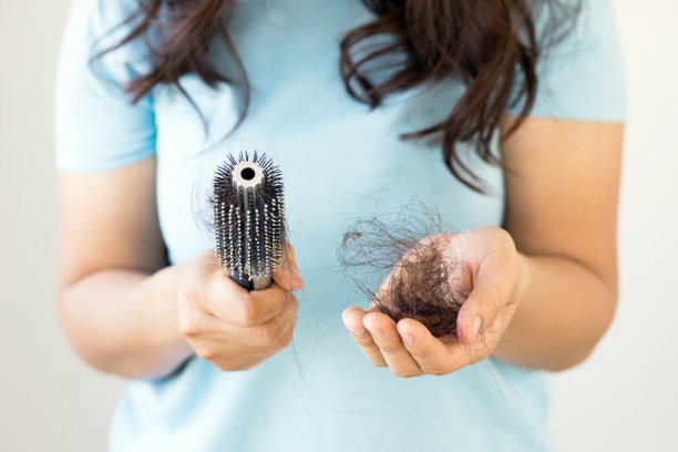 女性因对洗发水过敏而脱发。图片下载