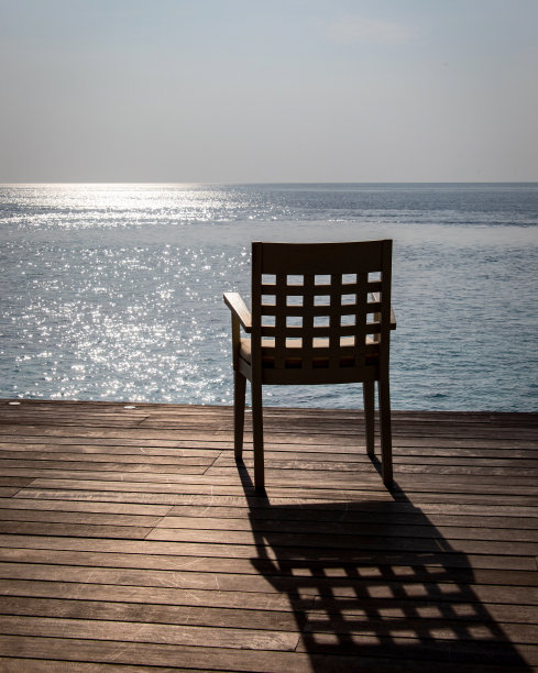 坐在大海前面图片下载