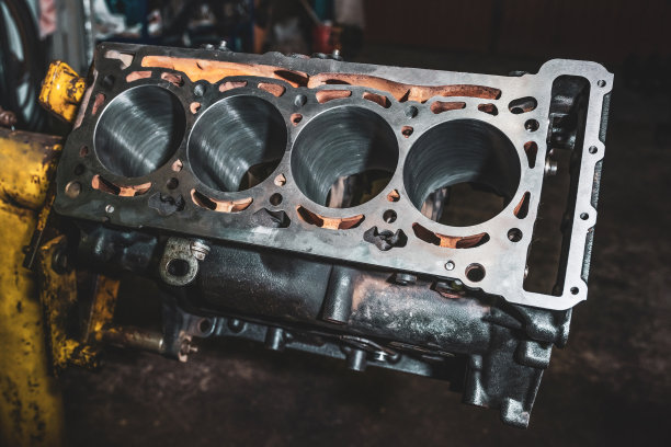 拆卸气缸体。发动机维修服务。特写镜头图片下载