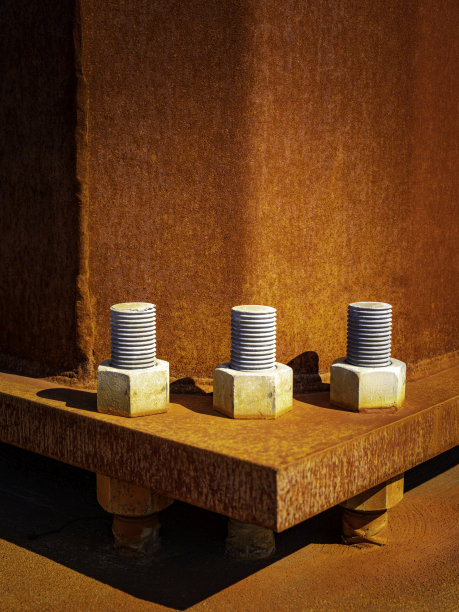 在生锈的电塔底部有三个非常大的螺栓图片下载