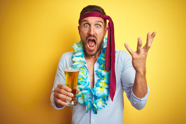 宿醉的商人醉了，疯狂的宿醉，戴着领带喝啤酒非常开心和兴奋，胜利者的表情庆祝胜利尖叫着大大的微笑和举起手图片下载