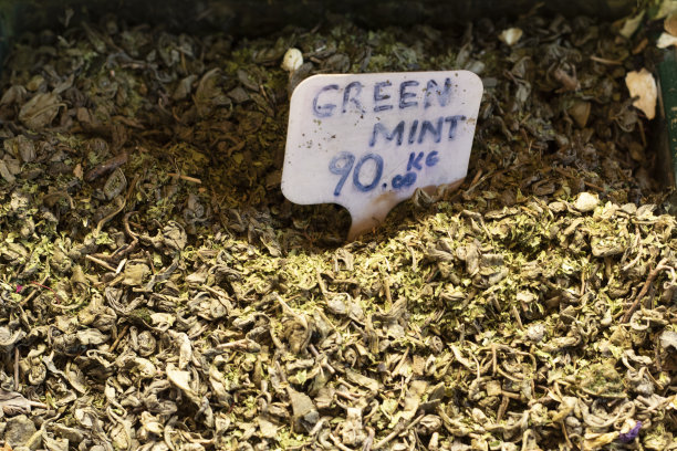 篮子里有干绿茶，上面有价格标签。图片下载