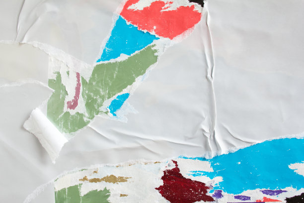 白色撕破的纸公告牌与旧撕破和剥落的海报纹理背景。图片下载