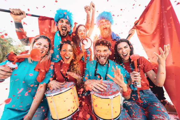 朋友球迷在体育场观看足球比赛-年轻人有乐趣支持俱乐部的体育世界锦标赛-观众娱乐生活理念图片下载