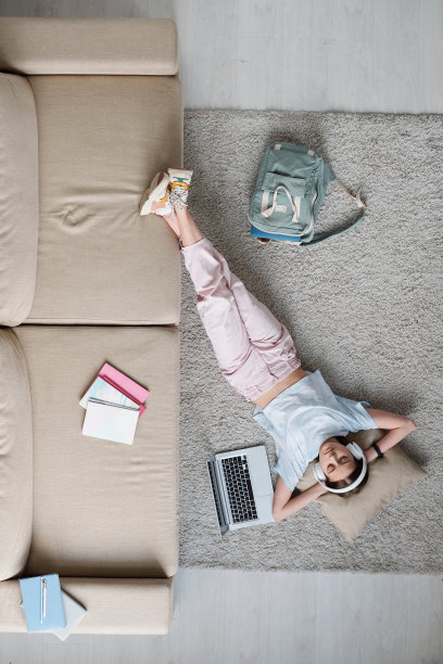 戴耳机听音乐的休闲青少年图片下载