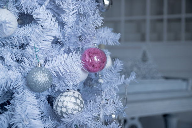 圣诞背景，明信片上的球挂在松树上。有拷贝空间的圣诞卡。白色的蓝色圣诞树和装饰品。新年装饰室内用礼物和新年树图片下载