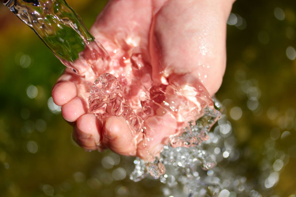 天然泉水在手中图片下载