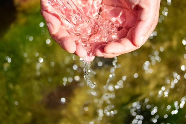 天然泉水在手中图片下载