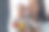 快乐的年轻母亲和她的宝贝女儿看着相机，而呆在家里。图片下载