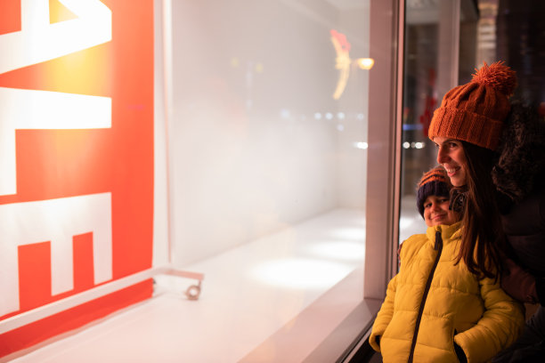 妈妈和儿子橱窗购物库存照片图片下载