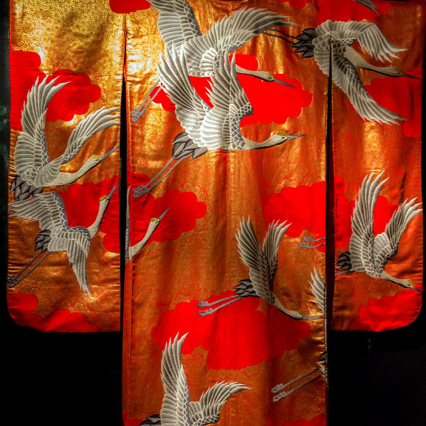 东方日本的装饰品用传统的动机图案纺织鹤鸟手画红色和服织物丝绸花金线图片下载