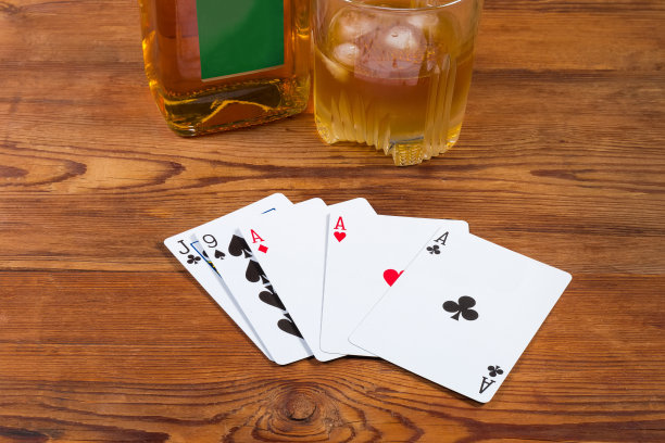 纸牌组合，瓶子和玻璃威士忌在乡村的桌子上图片下载
