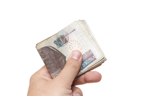 男人支付钞票，手持埃及一百英镑纸币，白色背景图片下载